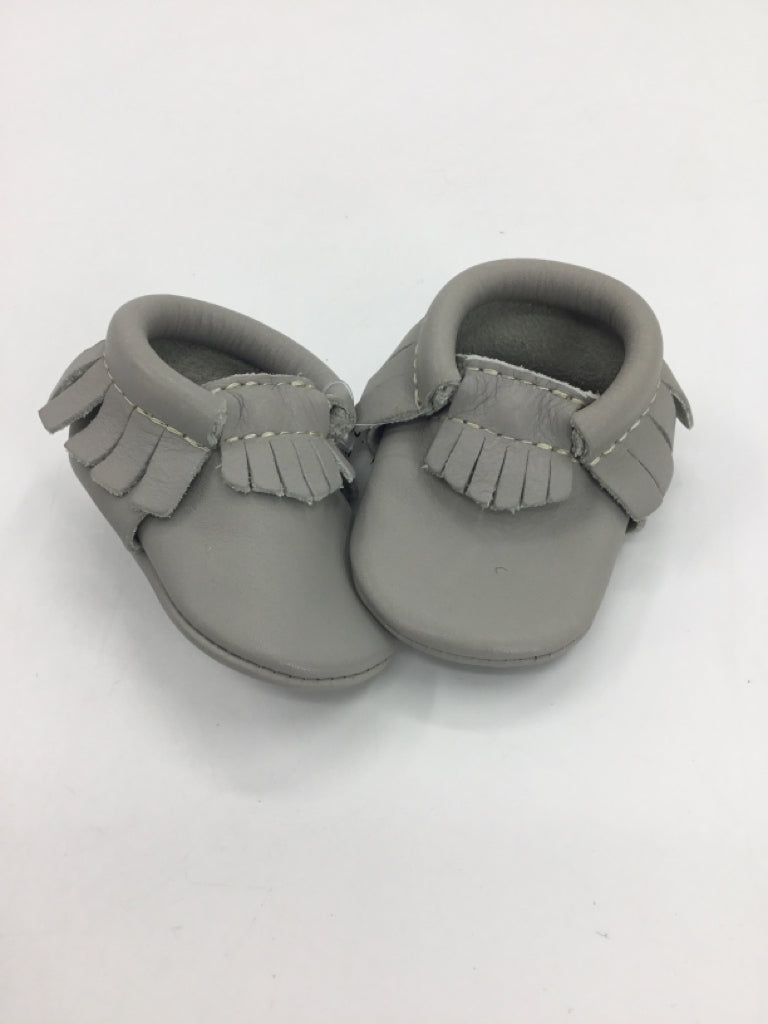Freshly Picked Child Size 0 Toddler Gray Baby/Walker Shoes