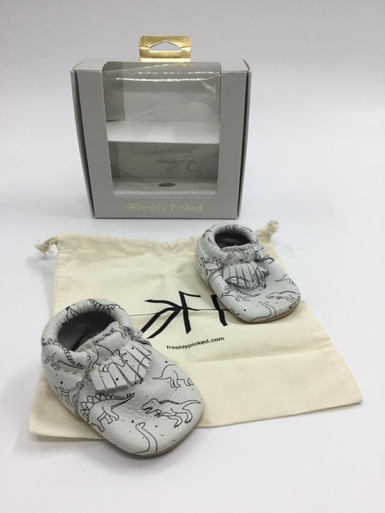 Freshly Picked Child Size 1 Toddler White Baby/Walker Shoes