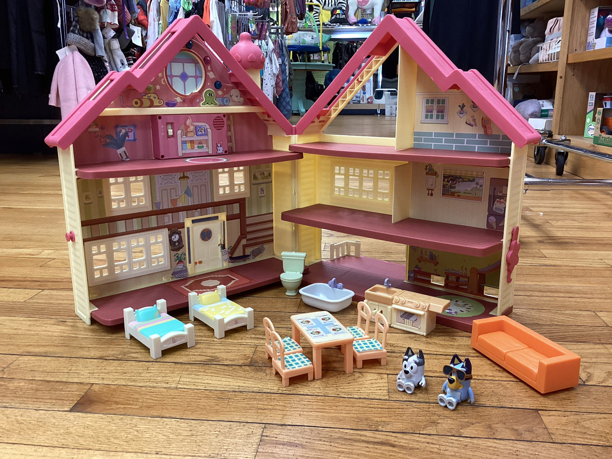 Bluey Ultimate Lights & Sounds Playhouse with figures & accessories
