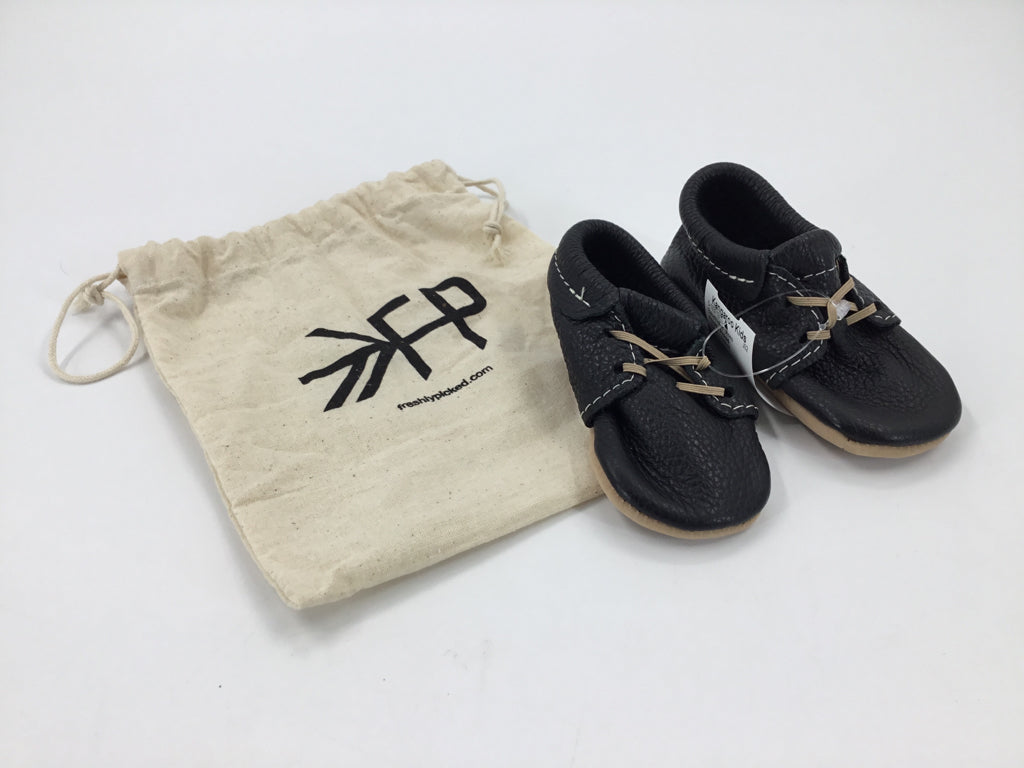 Freshly Picked Child Size 1 Toddler Black Baby/Walker Shoes