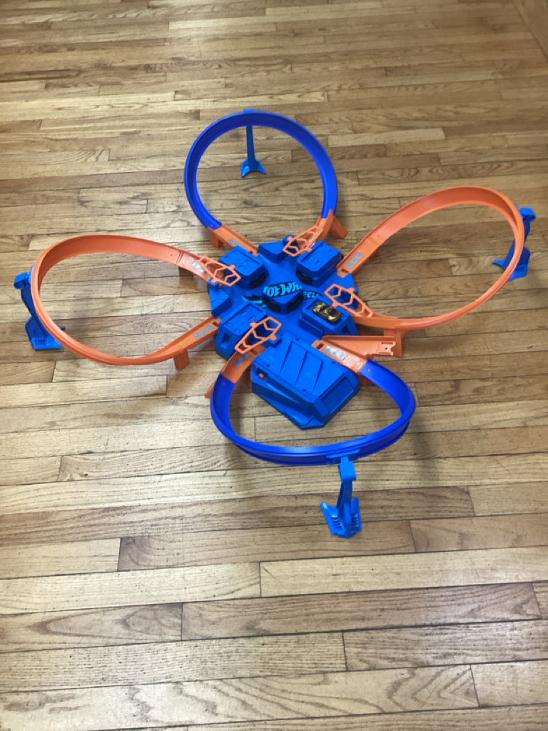 Hot Wheels Criss Cross Crash Track Set