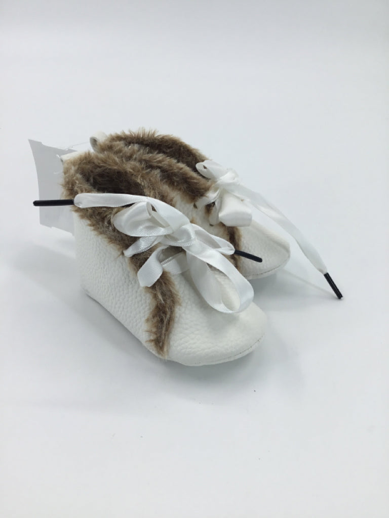 brandless Child Size 2 Toddler White Baby/Walker Shoes