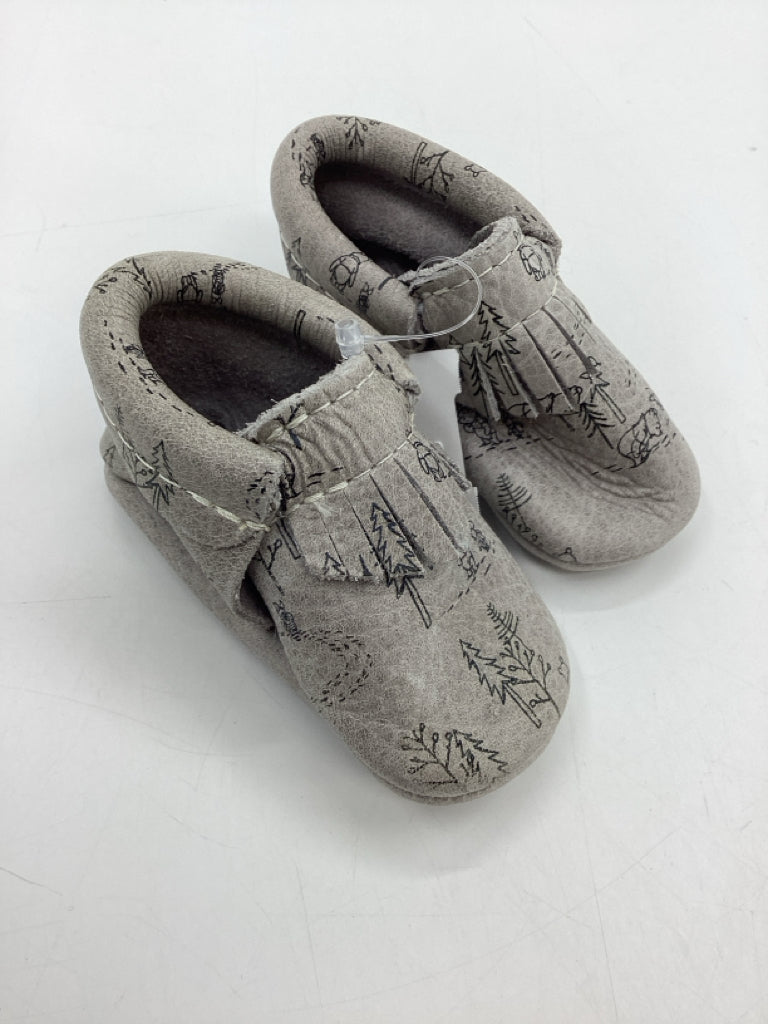 Freshly Picked/Disney Child Size 1 Toddler Gray Baby/Walker Shoes