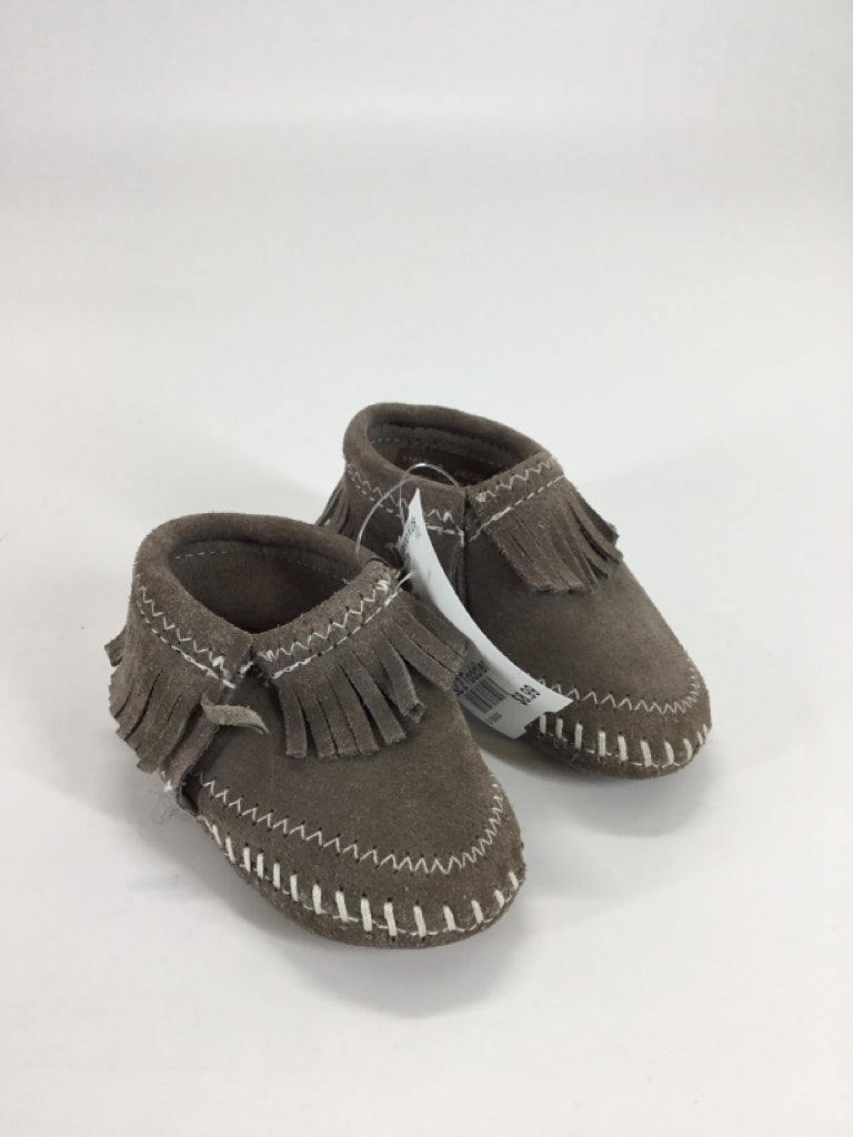 Minnetonka Child Size 2 Toddler Gray Moccasins