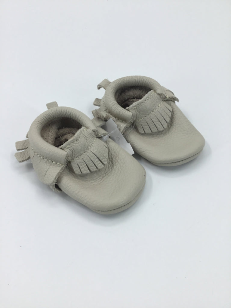 Freshly Picked Child Size 2 Toddler Gray Baby/Walker Shoes