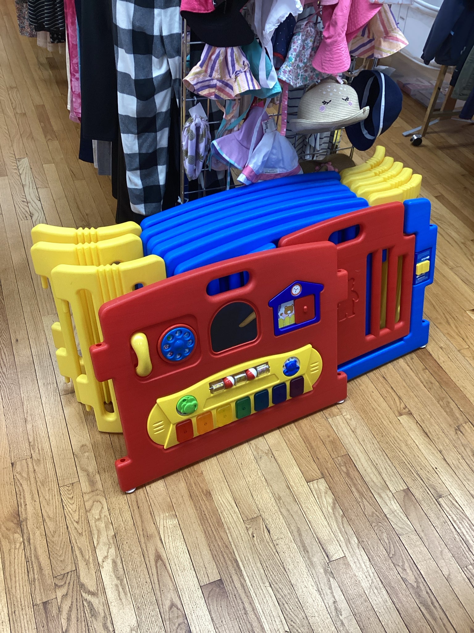 Edu-play Baby Bear Zone with 4 extension panels