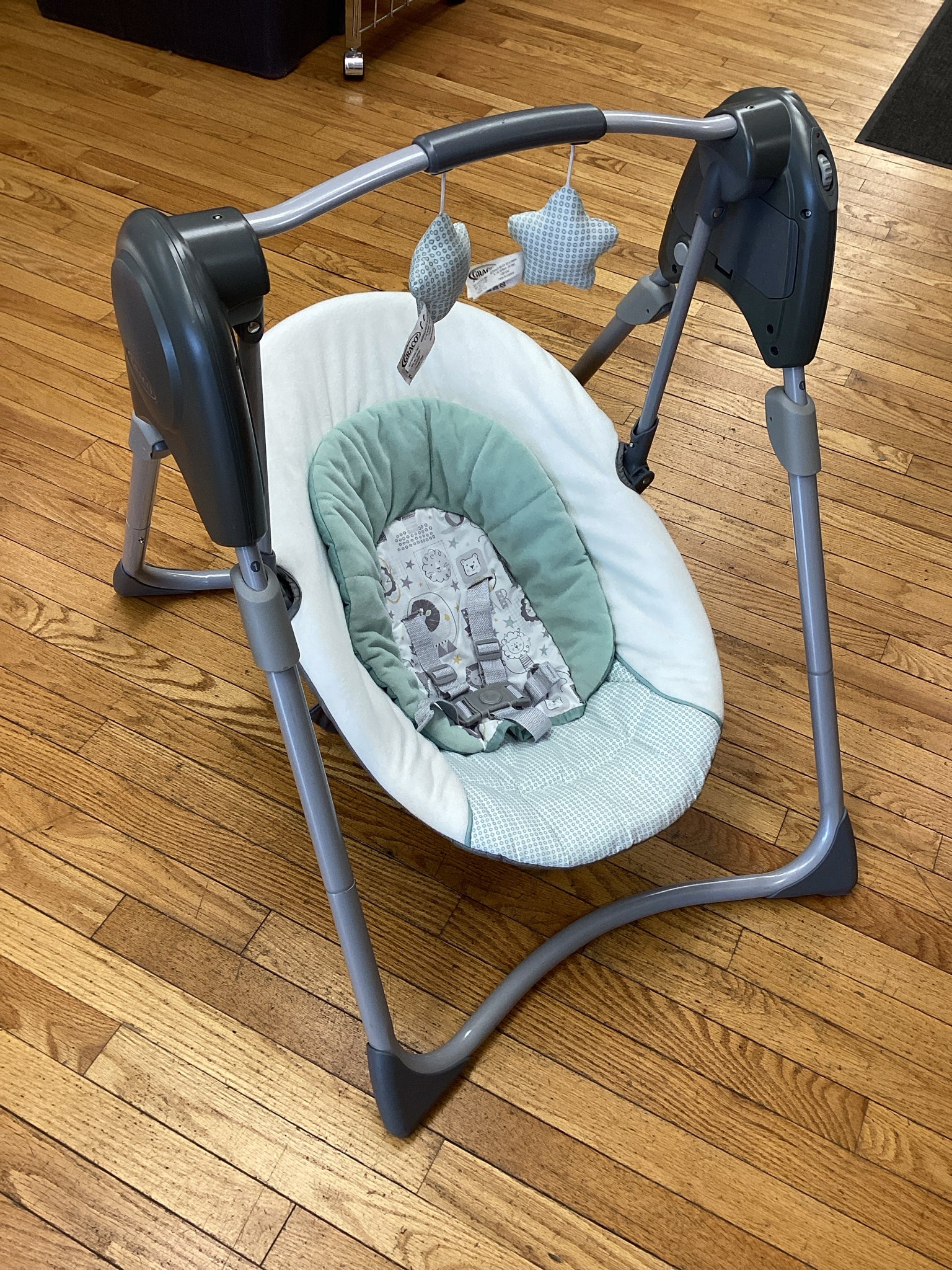 Graco Slim Spaces Compact Baby Swing