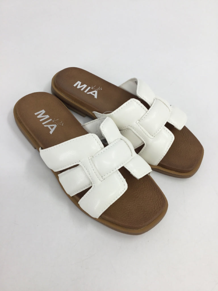 Mia Child Size 13 White Sandals/Flip Flops