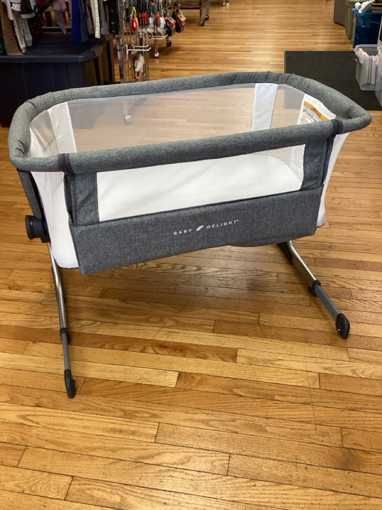 Baby Delight Beside Me Dreamer Bassinet Bedside Sleeper
