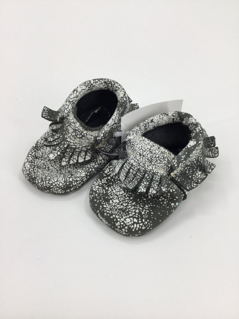 Freshly Picked Child Size 1 Toddler Gray Baby/Walker Shoes