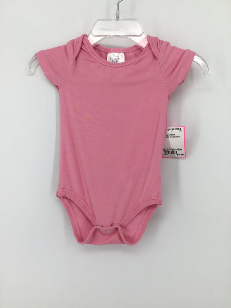 Tres Beau et Belle Child Size 0-3 Months Pink Onesie