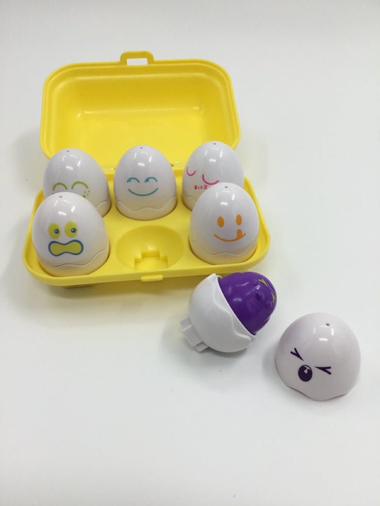 TOMY Toomies Hide & Squeak Eggs