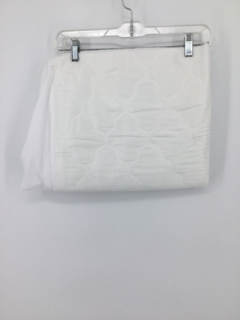 Biloban White Waterproof Crib Mattress Protector