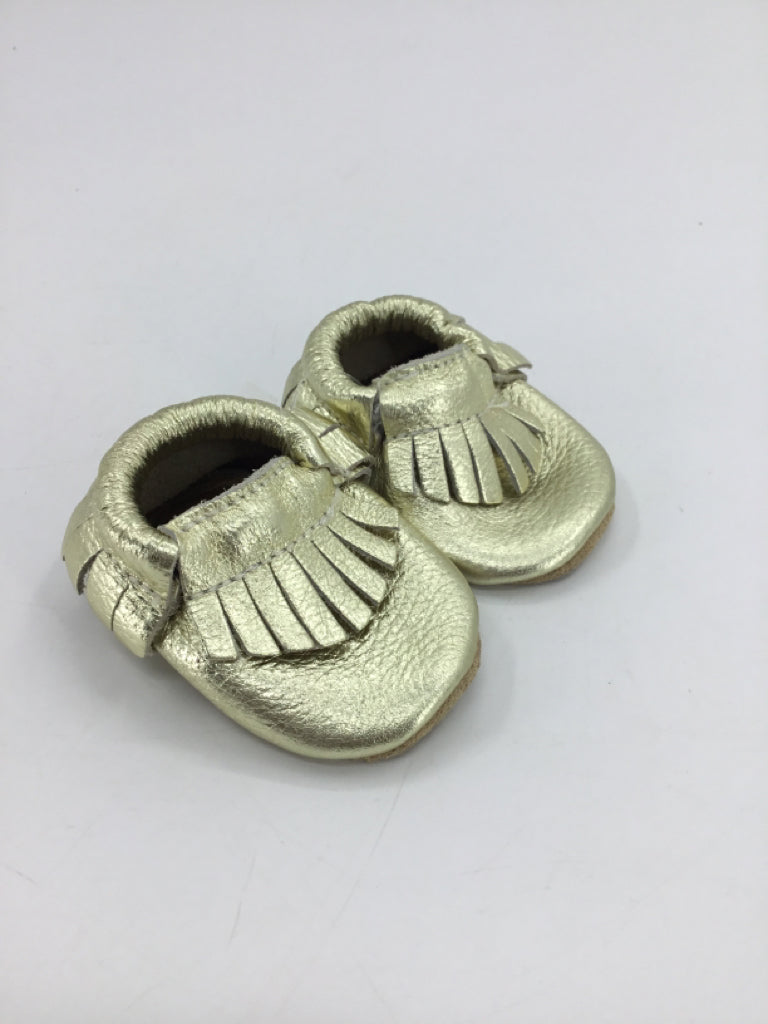 Bird Rock Baby Child Size 2 Toddler Gold Baby/Walker Shoes
