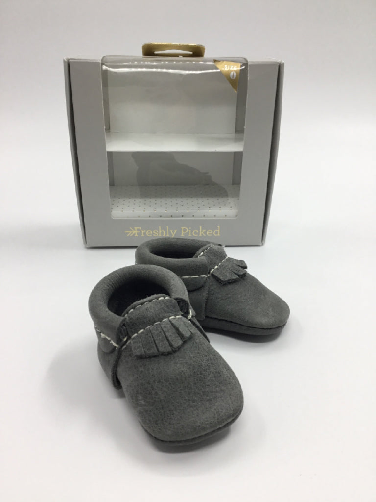 Freshly Picked Child Size 0 Toddler Gray Baby/Walker Shoes