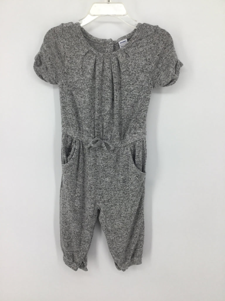 Old Navy Child Size 12-18 Months Gray Outfit - girls