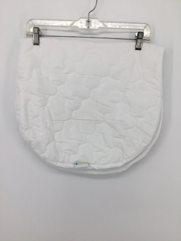 Bamuho White Hourglass/Oval Mattress Protector