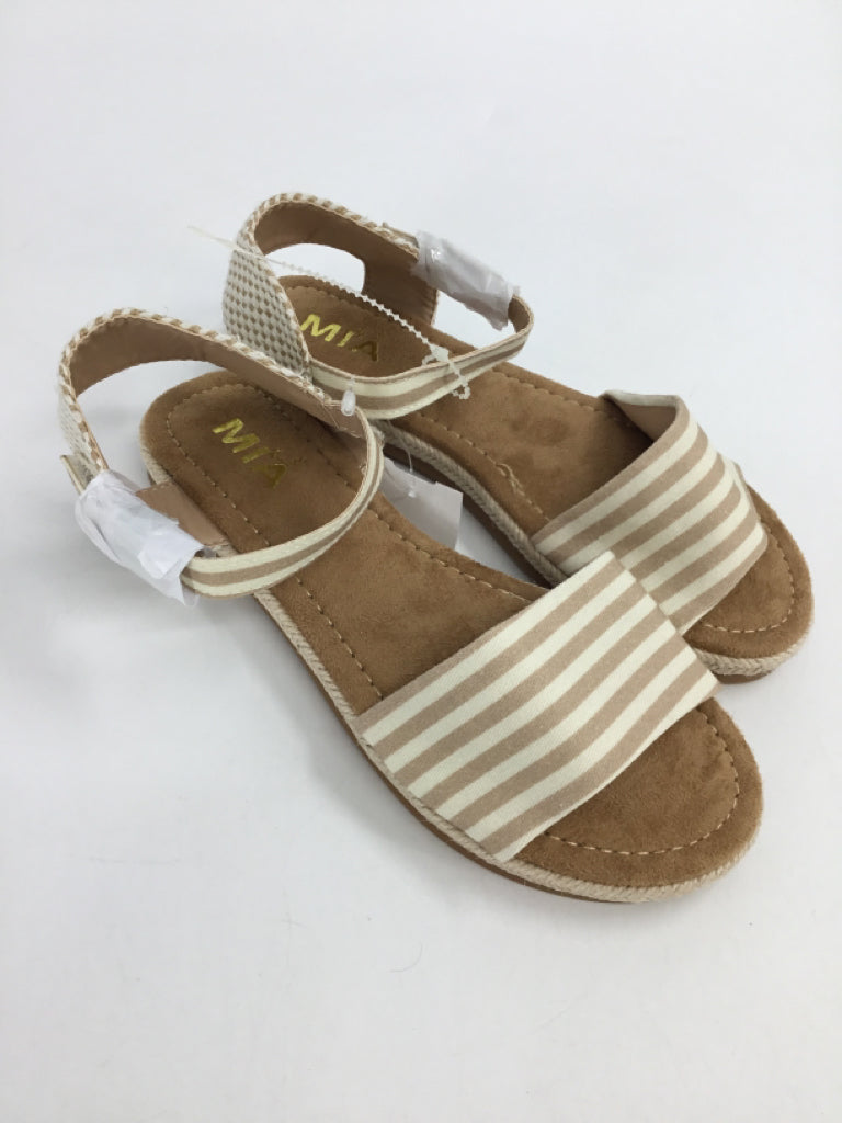 Mia Child Size 5 Youth Tan Sandals/Flip Flops