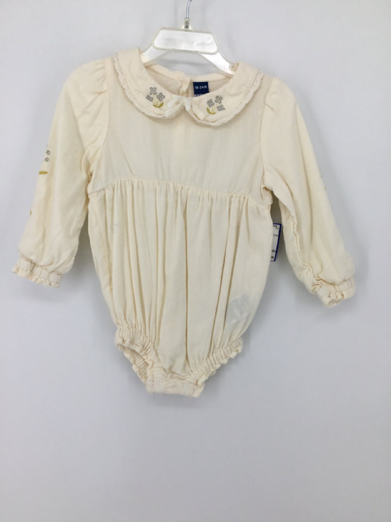 Old Navy Child Size 18-24 Months Cream Outfit - girls