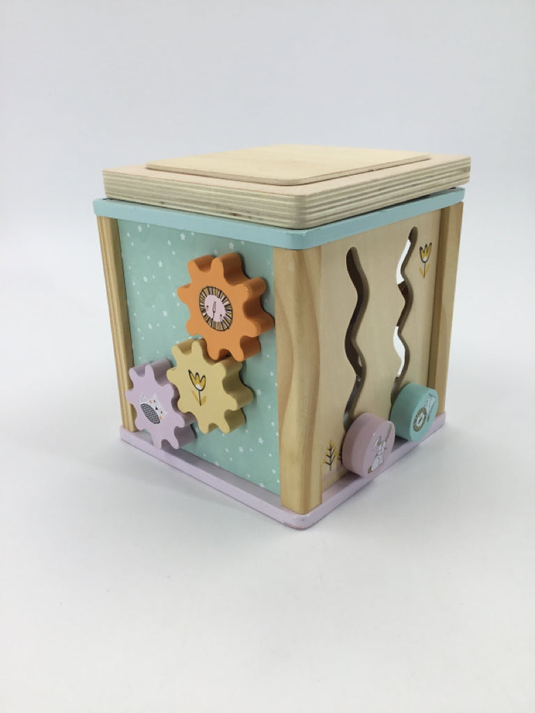 Leo & Friends Alice Activity Cube