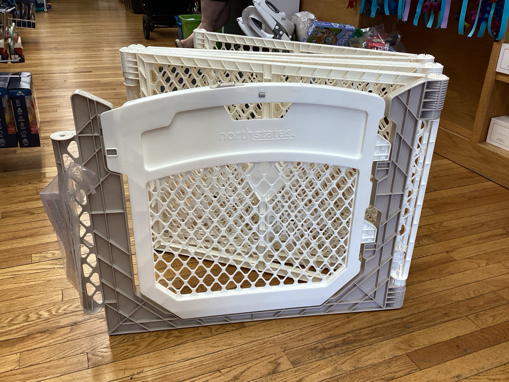 North States White Play Yard w/ Gate