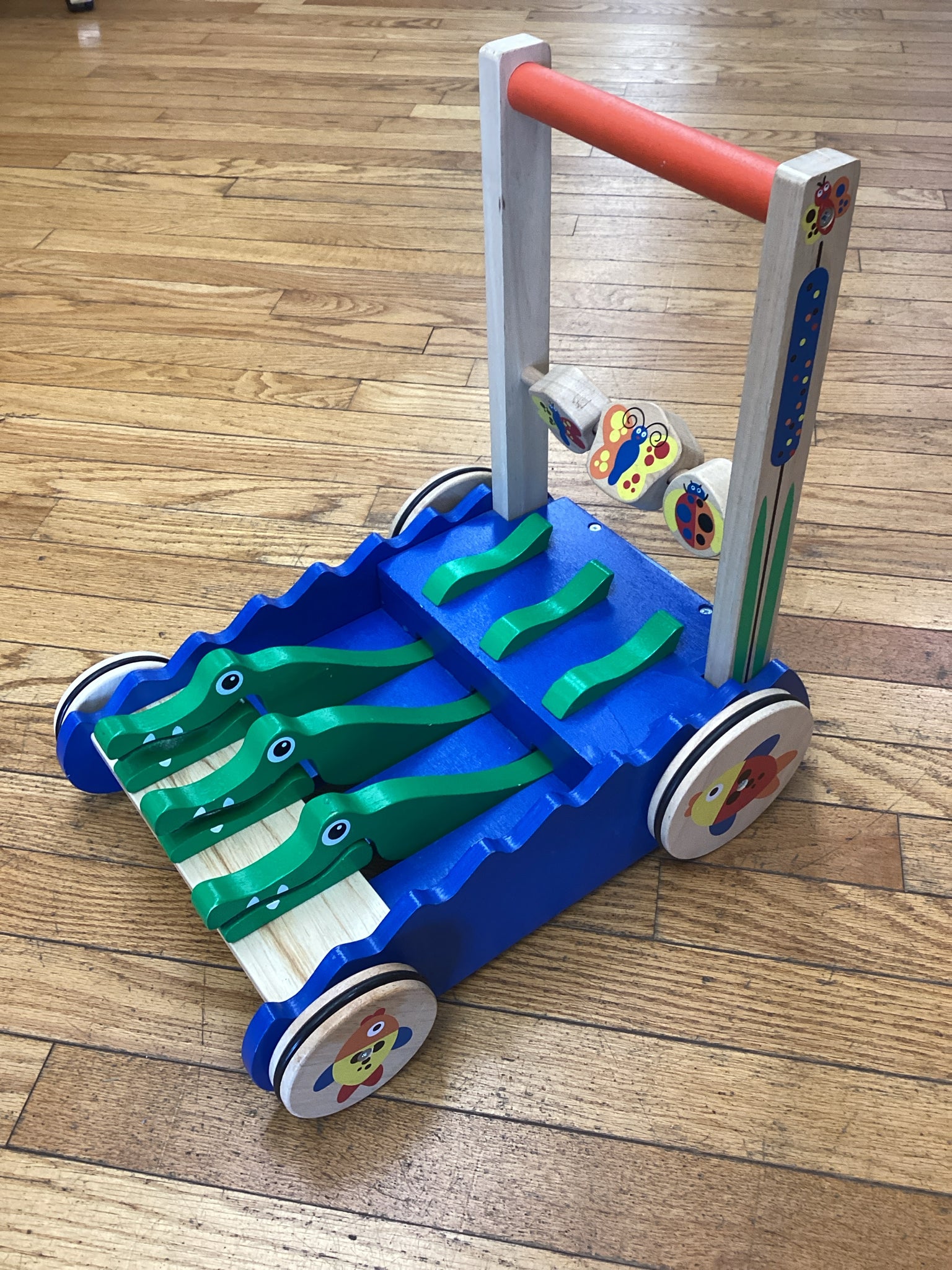 Melissa & Doug Chomp and Clack Alligator Push Toy