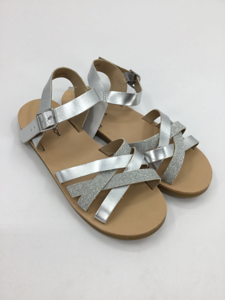 Nordstrom Child Size 1 Youth Silver Sandals/Flip Flops