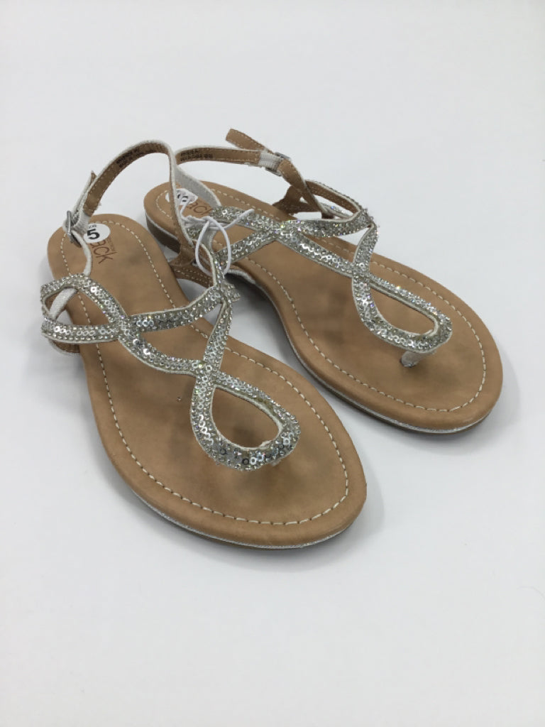Nordstrom Rack Child Size 5 Youth Silver Sandals/Flip Flops
