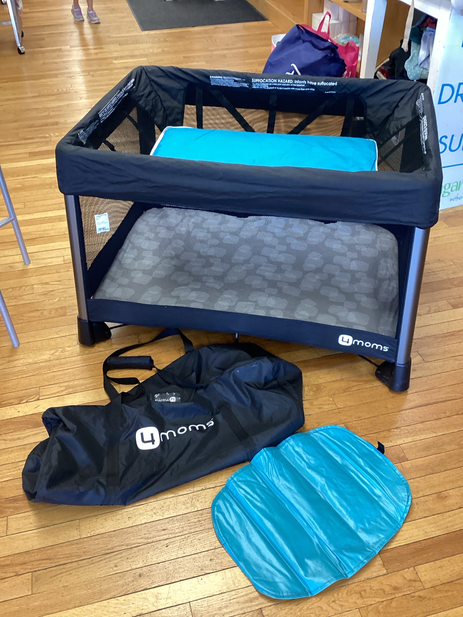 4moms Breeze Playard with bassinet