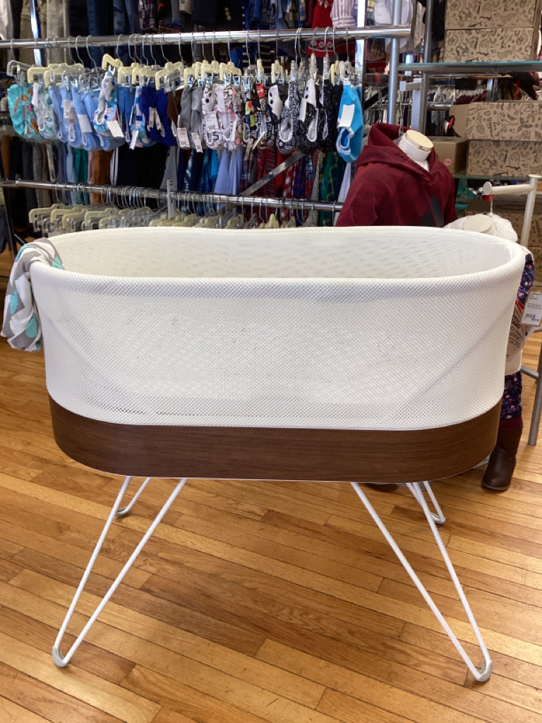 Happiest Baby Snoo Smart Sleeper Bassinet with One Medium Sack and one Sheet