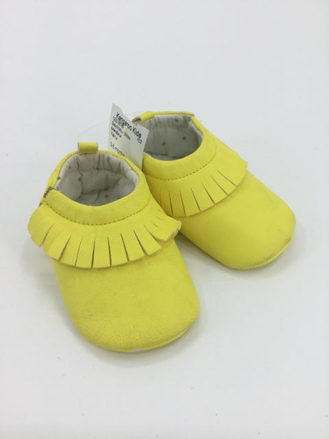 brandless Child Size 2 Toddler Yellow Baby/Walker Shoes